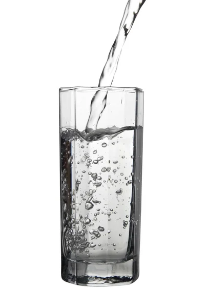 Wasser in Glas gießen, Luftblasen im Wasser, Nahaufnahme, Iso — Stockfoto