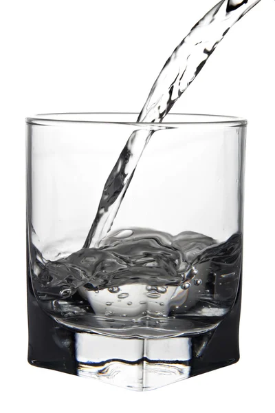 Wasser in Glas gegossen, Nahsicht, isoliert auf weiß — Stockfoto