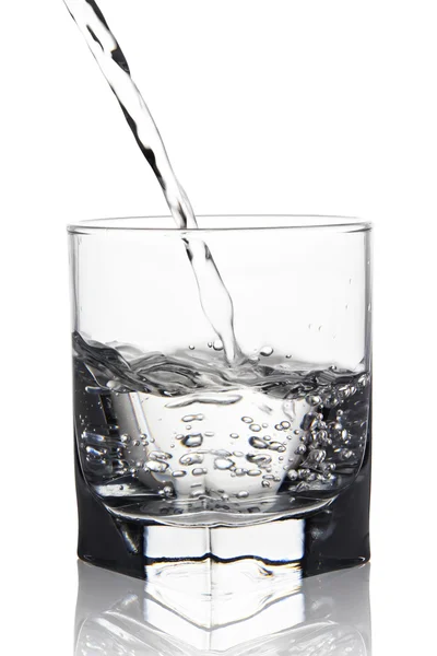 Υδάτων με φυσαλίδες αέρα που ρίχνει στο ποτήρι με την αντανάκλαση, γ — Φωτογραφία Αρχείου