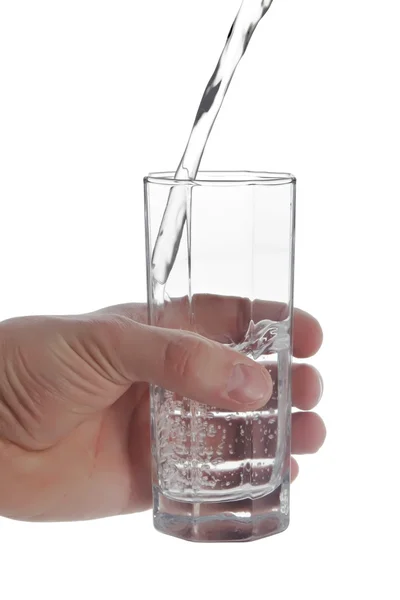 Die Hand des Mannes hält ein Glas natürlichen Wassers, isoliert auf weißem Bac — Stockfoto