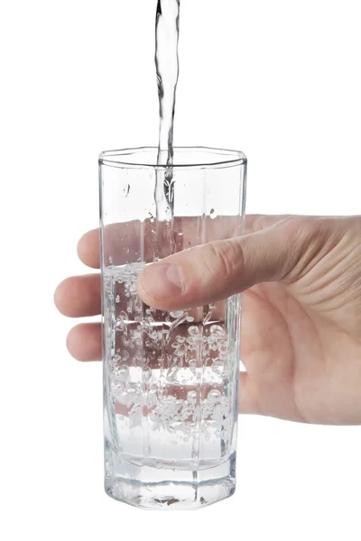 Die Hand des Mannes hält ein Glas natürlichen Wassers, isoliert auf weißem Grund — Stockfoto