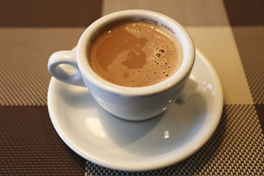 Seçici odak beyaz bir fincan kahve