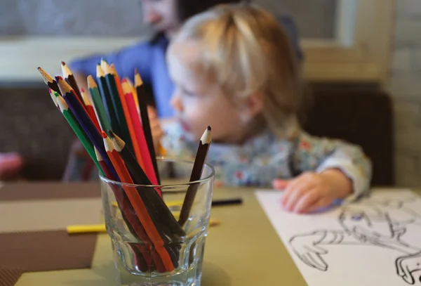 Dibujo para niños, lápiz de color en el vidrio, enfoque selectivo — Foto de Stock