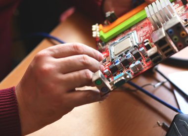 İki işçi elektronik yönetim kurulu, seçici odak lehimleme