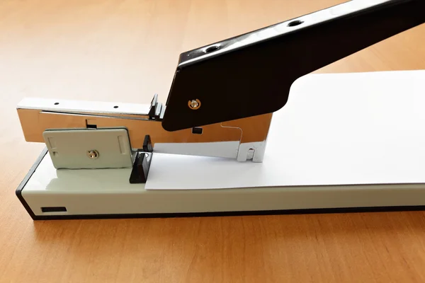 Grampeador em andamento, papel de grampeamento na mesa — Fotografia de Stock
