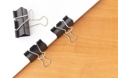 İki klip kağıtları masaya zımbalama