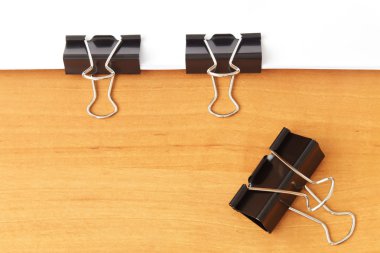 İki klip kağıtları masaya zımbalama