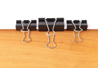 Üç ataç kağıtları masaya zımbalama