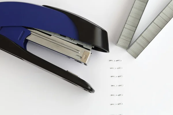 Stapler biru dengan staples dan kertas di atas meja, selektif focu — Stok Foto