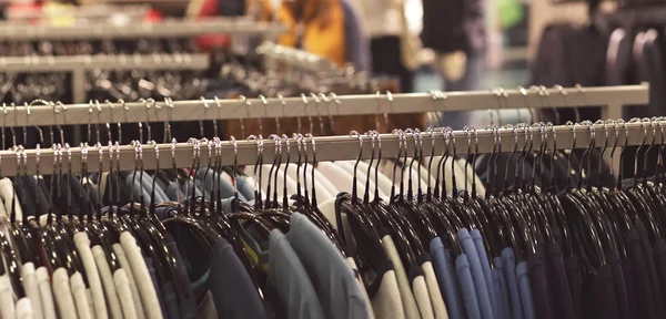 Askı, elbiselere depolamak arka plan bulanık,