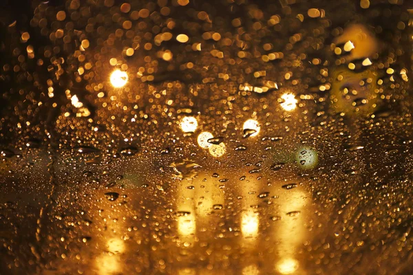 Розмитий фон дощу, вид через вікно мокрого автомобіля — стокове фото
