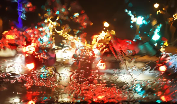 Sfondo pioggia offuscata, vista attraverso il finestrino bagnato — Foto Stock
