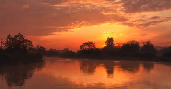 Amanecer en el lago —  Fotos de Stock