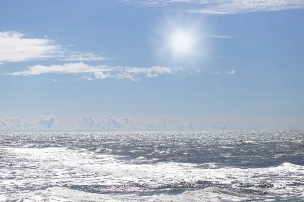 青い夏空の下の海 — ストック写真