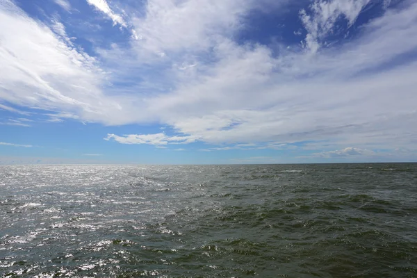 青空の下で海の水 — ストック写真