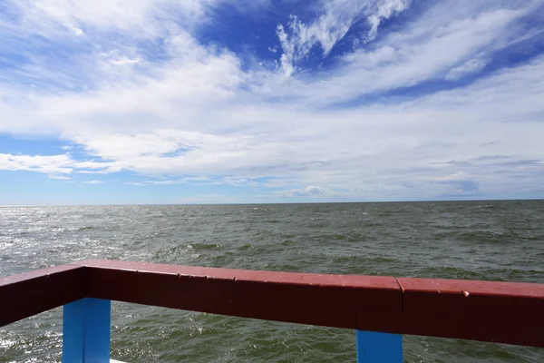 Deniz suyu ve mavi yaz gökyüzü — Stok fotoğraf