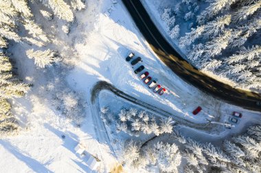 Dağlardaki kış yolu hava aracı manzaralı. Arabalar dağ yolunda park halinde. Kış havası arka planı.
