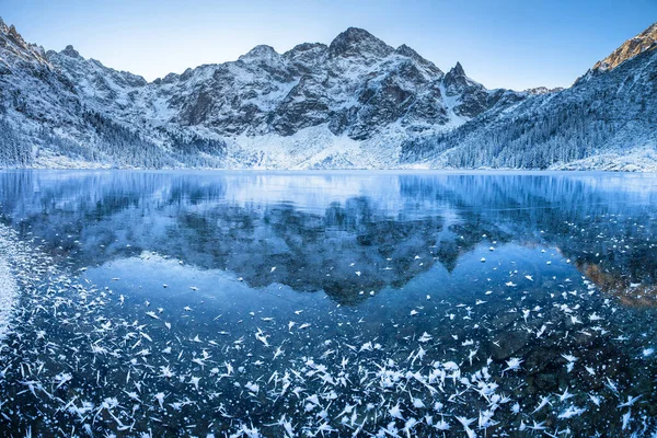 Kış Sabahında Dağ Gölü Gün Doğumunda Dağlarda Şeffaf Berrak Buzlu — Stok fotoğraf