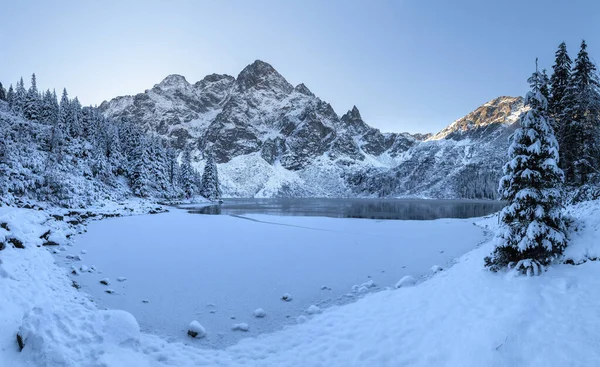 Kışın Dağlar Sabahın Erken Saatlerinde Yüksek Dağlarda Donmuş Bir Göl — Stok fotoğraf