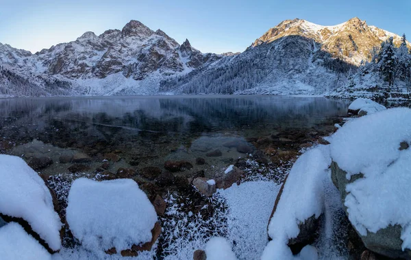 Dağlarda Kış Dağlarda Şeffaf Buz Olan Donmuş Göl Alpler Manzarası — Stok fotoğraf
