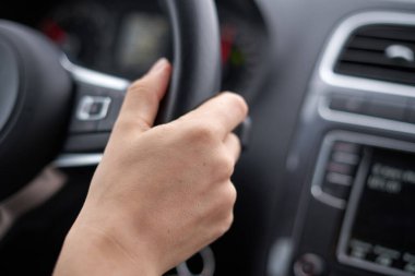 Direksiyona geç. Modern arabanın içi..