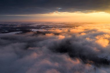 Sabahları rengarenk sonbahar bulutları. Beyaz sis üzerinde sarı bulutlar. Sabahın hava manzaralı güneşli manzarası.