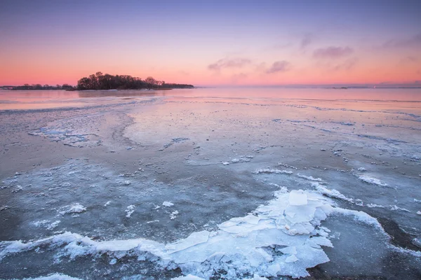 Зимовий захід сонця на океані — стокове фото