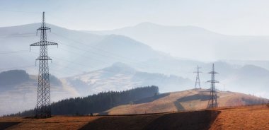 Tepelerde elektrik hatları