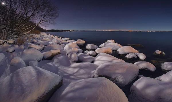 Зимова ніч на океані — стокове фото