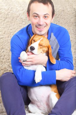 Beagle köpek mutlu onun sahibi ile