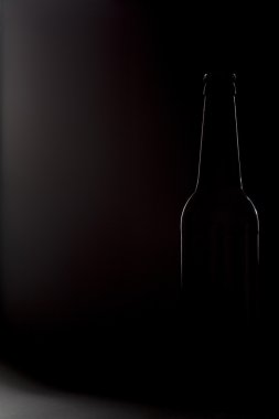 Kontur koyu bira şişesi
