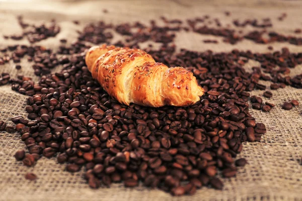 Grãos de café e croissant — Fotografia de Stock
