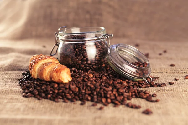 Grãos de café e croissant — Fotografia de Stock