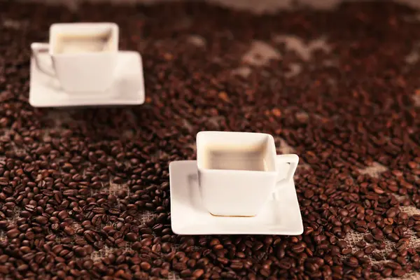 Copos com café e grãos de café — Fotografia de Stock