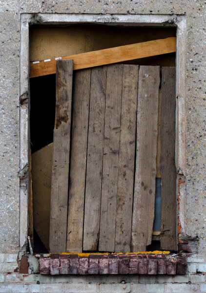старое грязное окно на старой грязной стене
