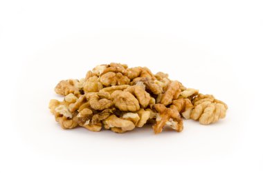 Beyaz arkaplanda izole edilmiş cevizler