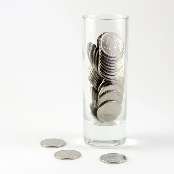 Molte monete di rublo in un bicchierino — Foto Stock