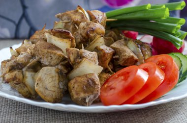 Mini şiş tavuk ve bir garnitür taze sebze