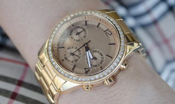 Жіночий золотий годинник на руці — стокове фото