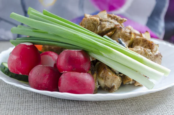 Mini-Hühnerspieße und eine Beilage mit frischem Gemüse — Stockfoto