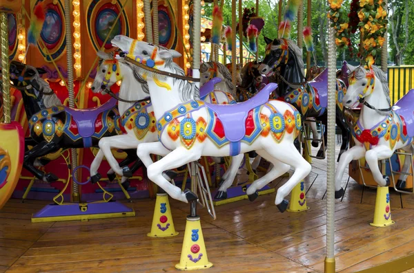 Nöjesfältet rida hästar. Carnival hästar. — Stockfoto