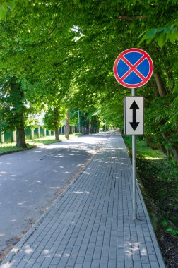 Yol işaret ayakta yasaklanmıştır