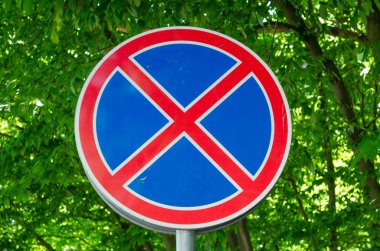 Yol işaret ayakta yasaklanmıştır