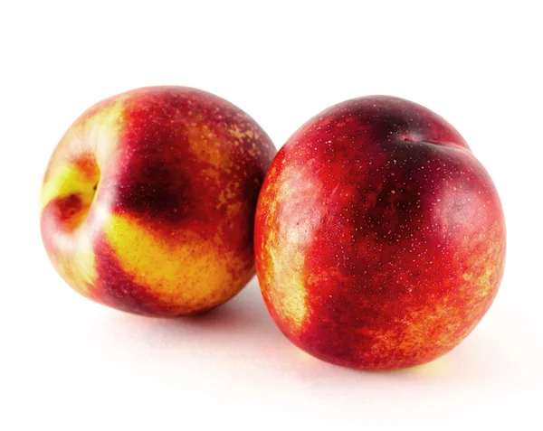Fruto de nectarina aislado sobre fondo blanco —  Fotos de Stock