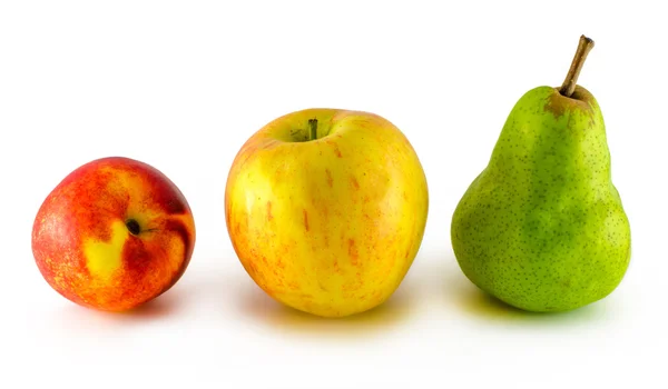 Frutta di mela, nettarina, pera isolata su bianco — Foto Stock