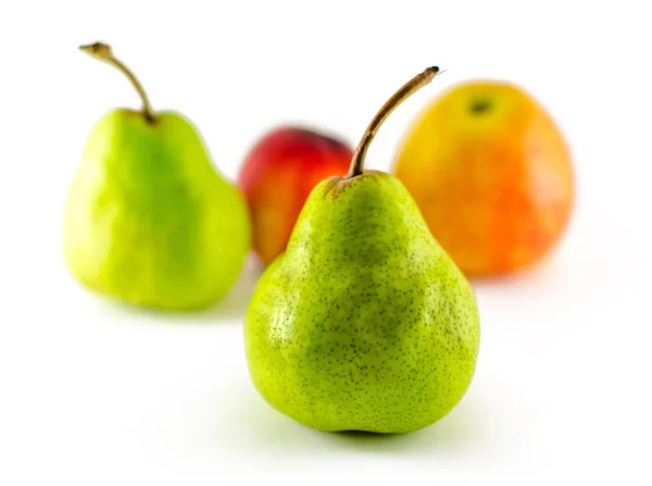 Frutta di mela, nettarina, pera isolata su bianco — Foto Stock