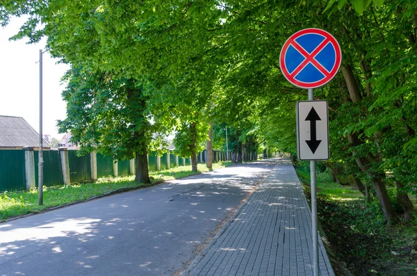 Круглый дорожный знак, стоять запрещено — стоковое фото