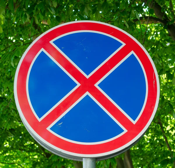 Panneau de signalisation rond, debout est interdit — Photo