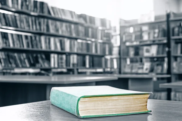 Kütüphanede kitap