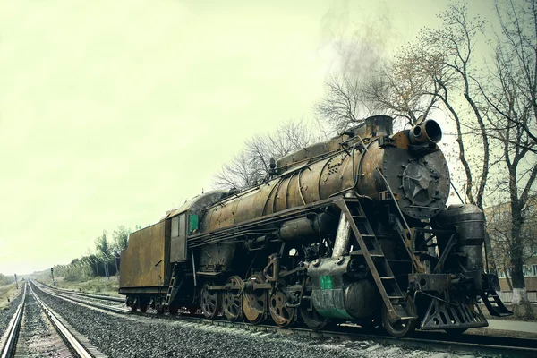 Stoomtrein vertrekt vanaf het station — Stockfoto